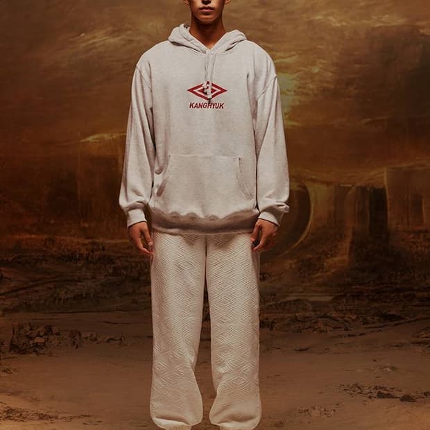 엄브로와 KANGHYUK 콜라보 후드티