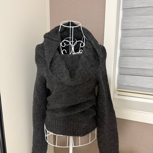 드레이프 오프숄더 그레이 니트