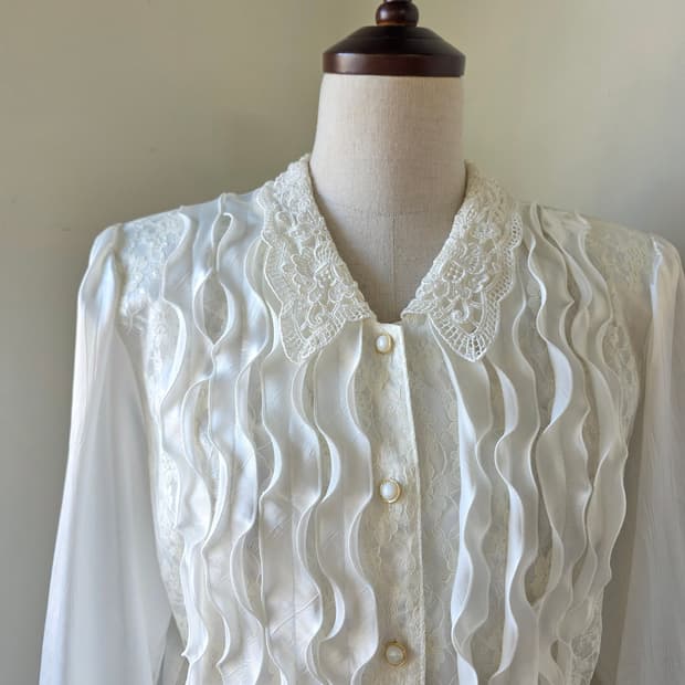 레이스 프릴 화이트 블라우스