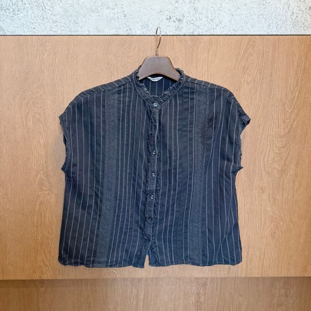 빈티지 슬리브리스 블라우스 스트라이프 패턴 프릴 트리밍 루즈핏 블랙