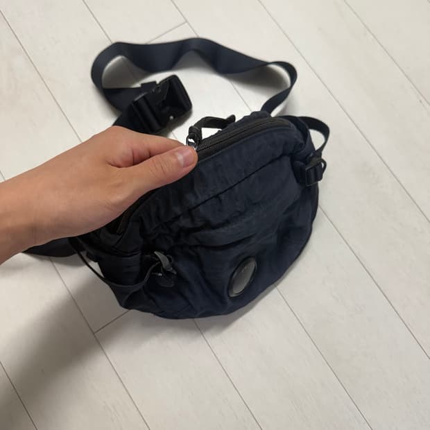 cp컴퍼니 크로스 백네이비  사진 찍고 사용 절대 하지않습니다  한글텍이