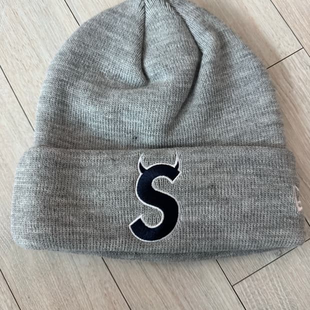 슈프림 뉴에라 S 로고 비니