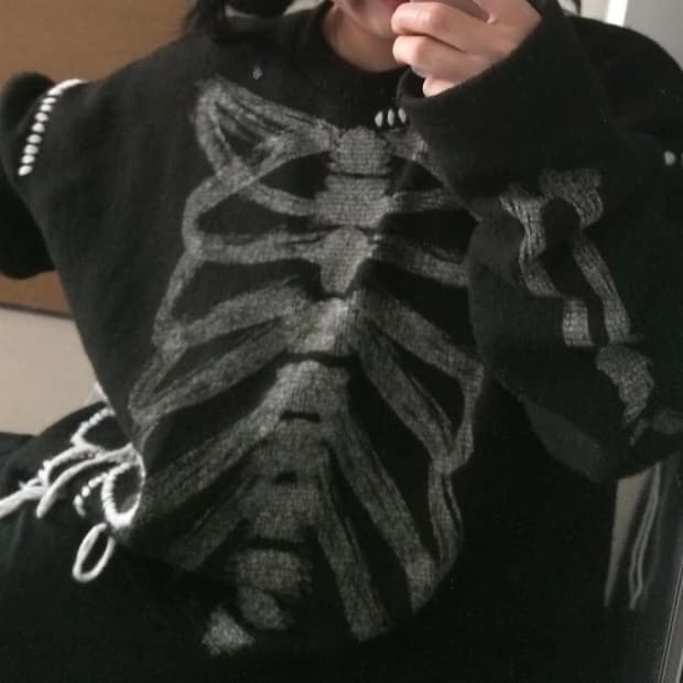 써저리 본 니트