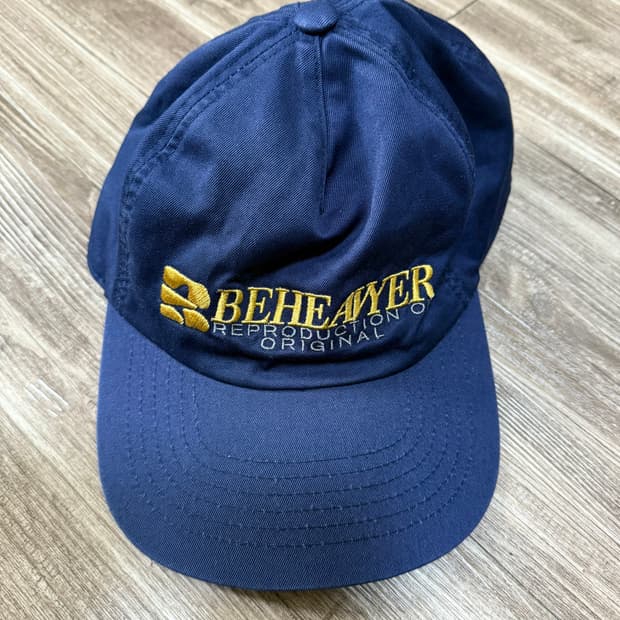 비헤비어 로고캡