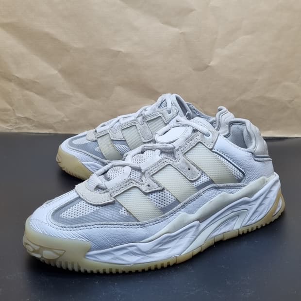 아디다스 나이트볼 화이트그레이 운동화230