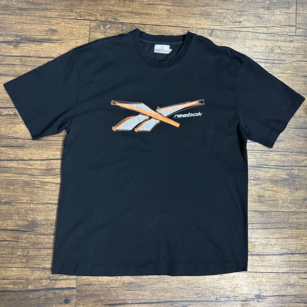 리복(Reebok) Y2K 벡터 로고 프린팅 반팔 티셔츠 블랙 105