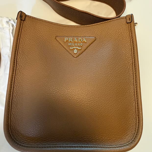 (새상품) 프라다 레더 미니 숄더백 카라멜 1BH191
