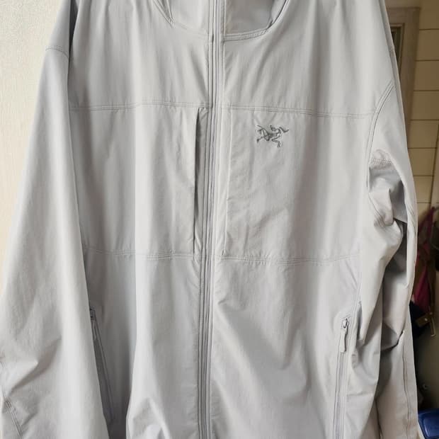 아크테릭스 감마 라이트웨이트 후디 솔리튜드