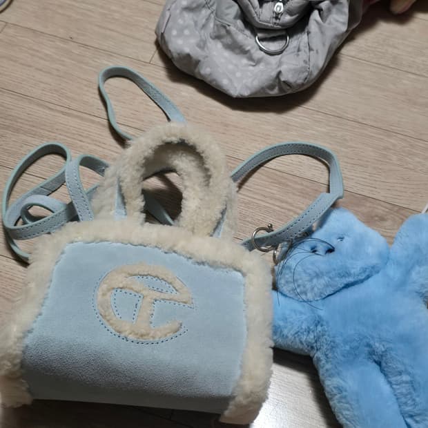 텔파 어그 UGG 스몰 숄더백 스카이블루 퍼 트리밍 백