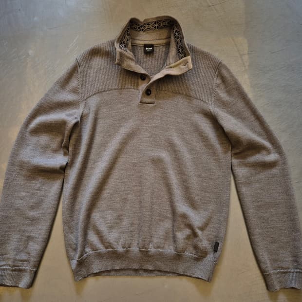 휴고보스 하프넥 버튼 니트