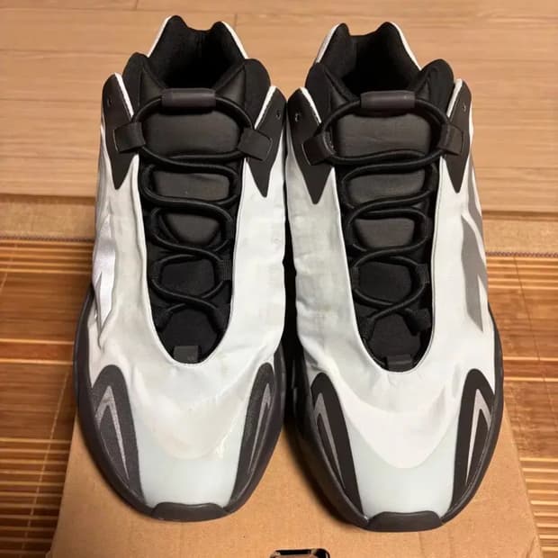 아디다스 이지 부스트 700 MNVN 블루 틴트 280팝니다.