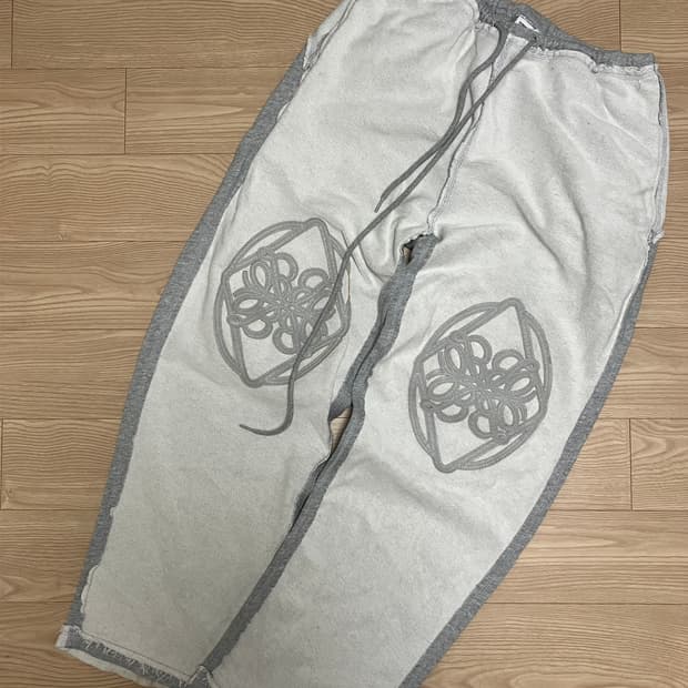 배드블러드 플뢰르 패치 스웻팬츠