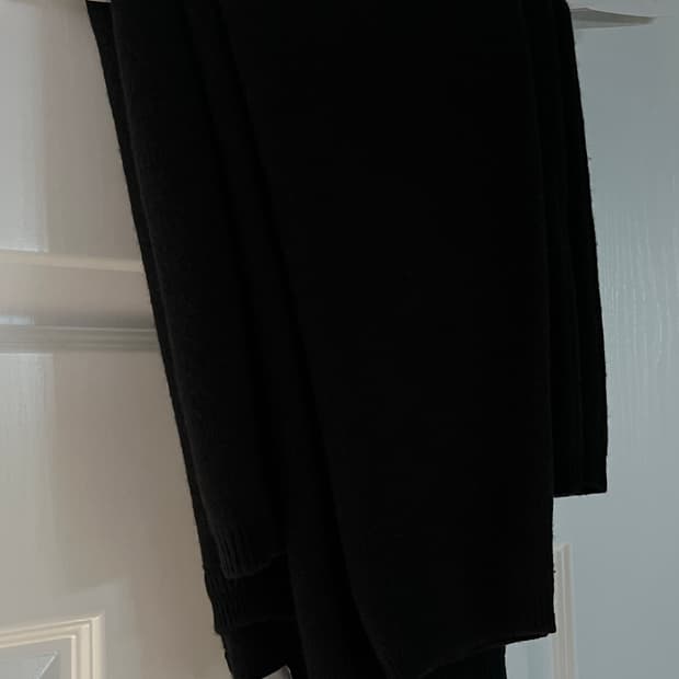 쿠어 탑필 캐시미어 라운드 니트 블랙