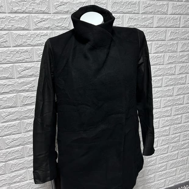 띠어리 울 드레이프 코트 레더 디테일