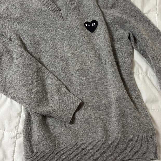 꼼데가르송 블랙하트 브이넥 스웨터