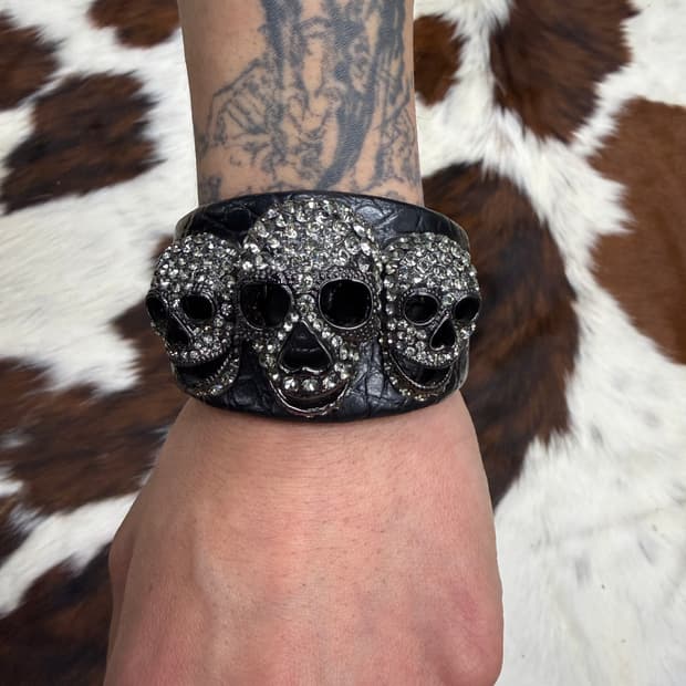 Butler & Wilson 크리스탈 스컬 레더 뱅글