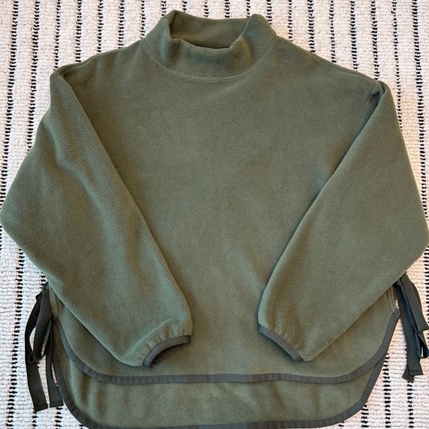 유니클로 화이트마운티니어링 플리스맨투맨