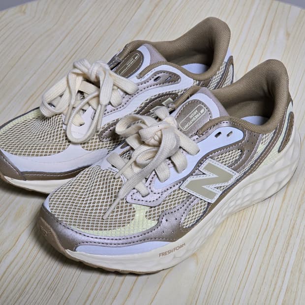 뉴발란스 프레쉬폼 아리시 베이지 스니커즈 235