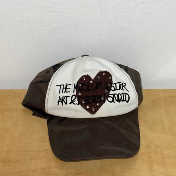 더뮤지엄비지터 하트패치 카모볼캡