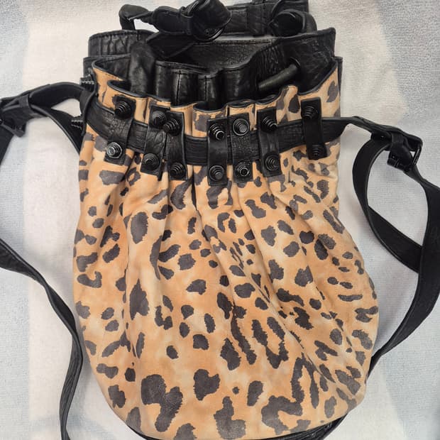 알렉산더 왕의 개성 넘치는 레오파드 패턴 버킷백