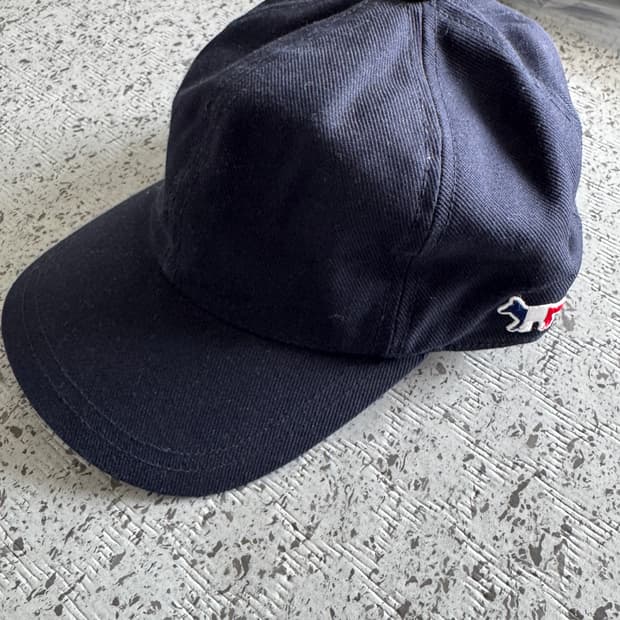 Maison Kitsune 볼캡 