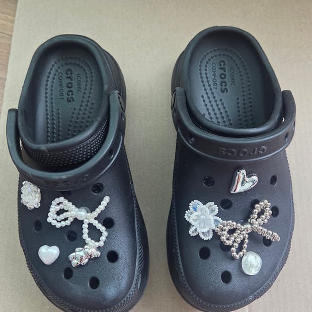 크록스 블랙 뮬 지비츠 포함
