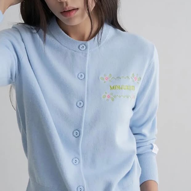 민주킴 x 에잇세컨즈 자수 긴소매 가디건 하늘색