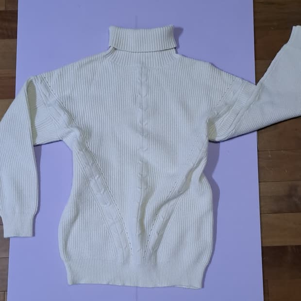 모리걸 아이보리 하이넥 니트