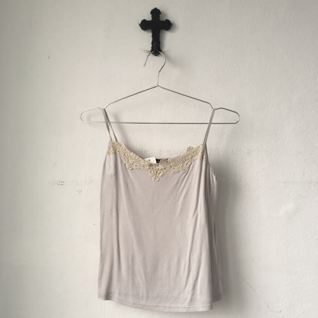 Lace trimming sleeveless