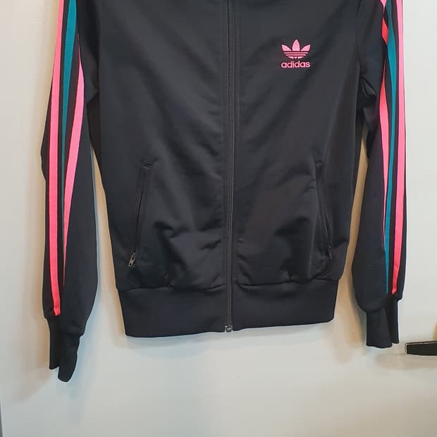블랙 색상 아디다스 져지 상의입니다. 핑크, 민트 조합의 삼선이 유니크한