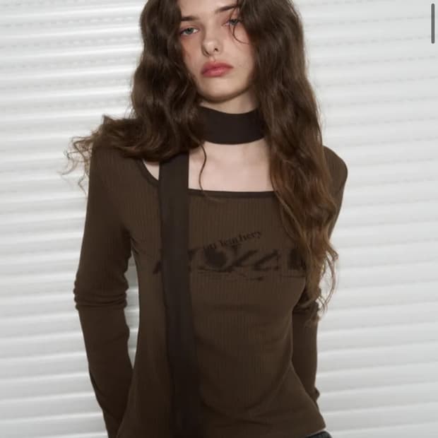 레더리 스퀘어넥 타이 스카프 티셔츠 카키