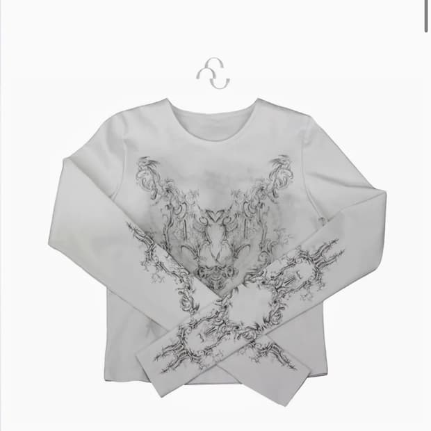 허그유어스킨 로코코 오너먼츠 티