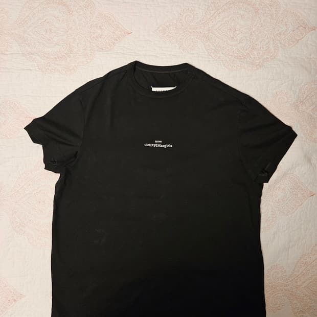 메종마르지엘라 리버스 로고 블랙 반팔티 50 사이즈 판매합니다
