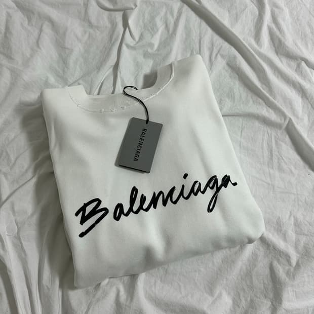 발렌시아가 스크리블 로고 맨투맨 xs 새상품