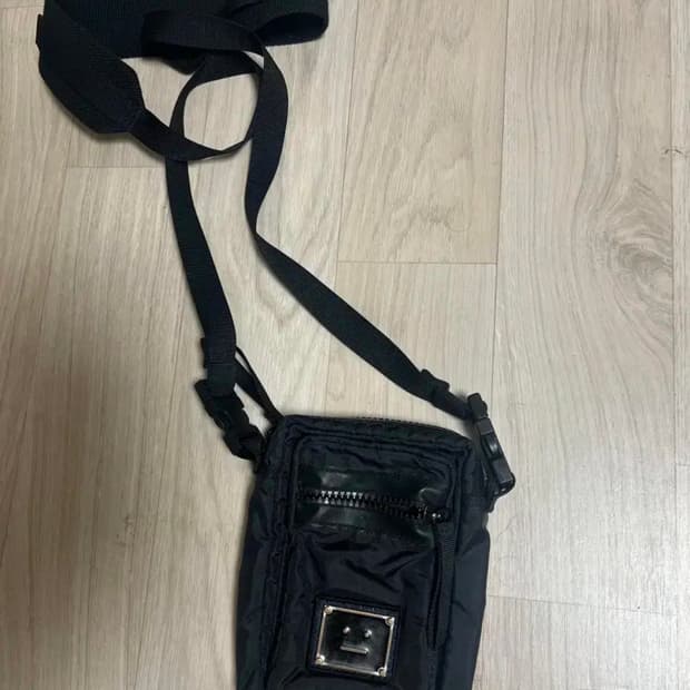 아크네 미니백