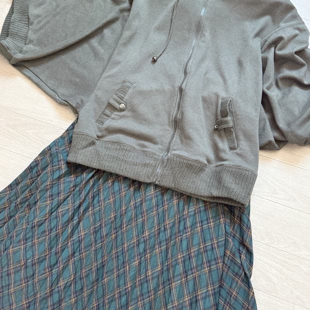 얼스뮤직 가을 롱플리츠 스커트