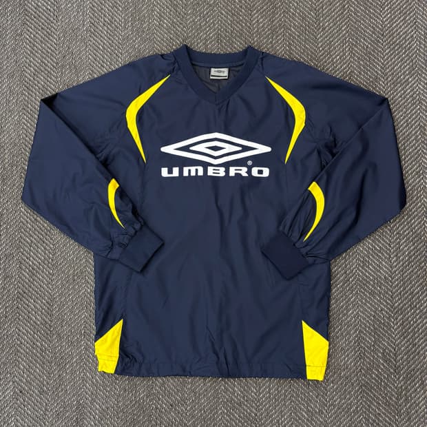 엄브로 웜업 네이비