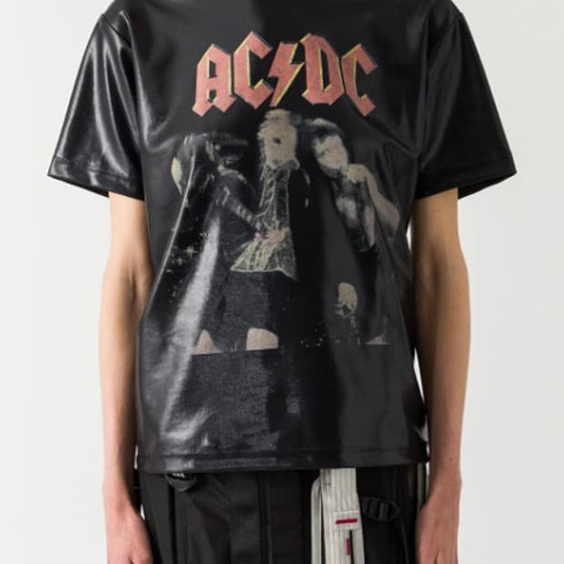 준야와타나베 25SS ACDC 프린트 포일 코팅 티셔츠