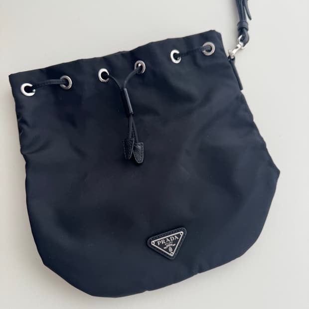 프라다 나일론 버킷 파우치