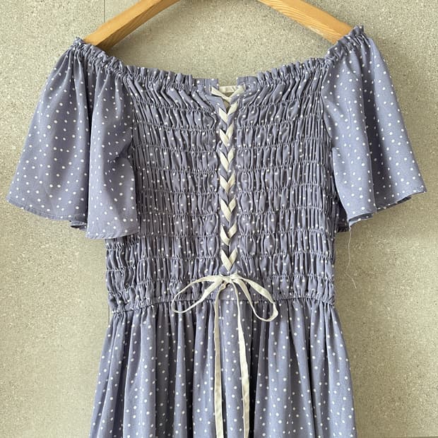 나이스클랍 등리본 오프숄더 연보라 땡땡이 롱 원피스 휴