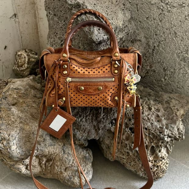 발렌시아가 퍼포레이티드 모터백 