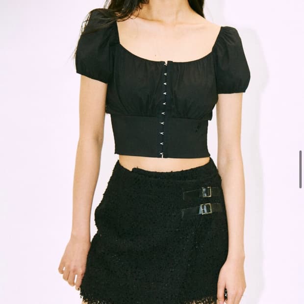 페인오어플레져 코르셋 퍼프 블라우스 블랙