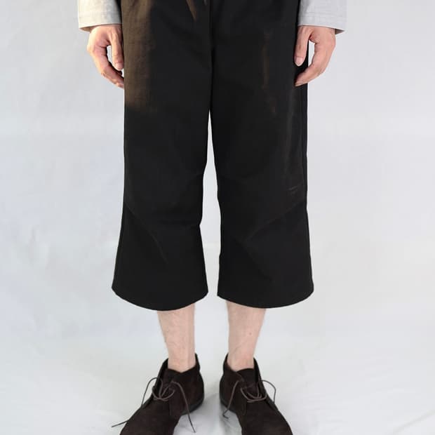 EASE CAPRI PANTS (BLACK)