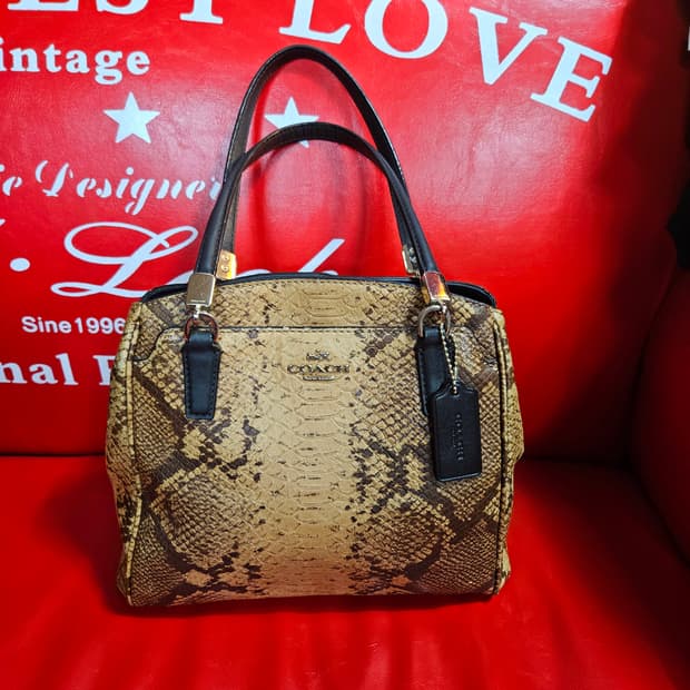 코치(COACH) 파이톤 미네타 엠보싱 가죽 토트백