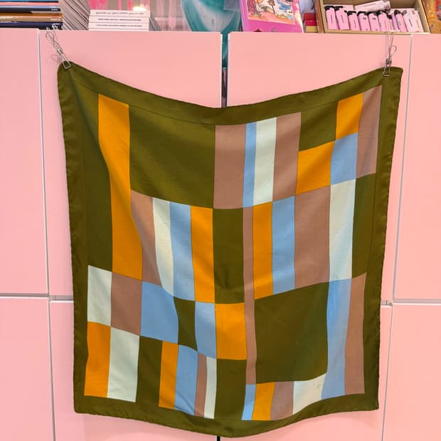 빈티지 그래픽 카키 스카프