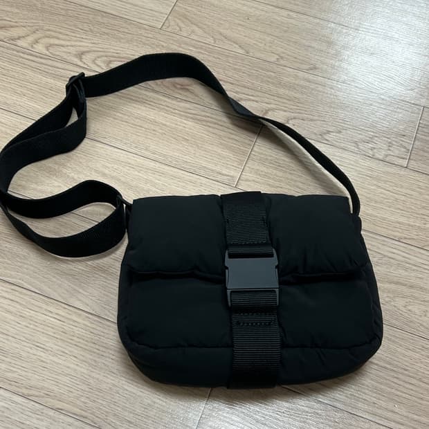 오이쇼 패디드 미니 크로스백
