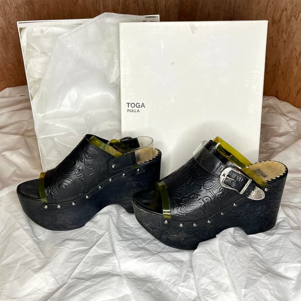 토가풀라 플로럴 엠보 웨지 뮬