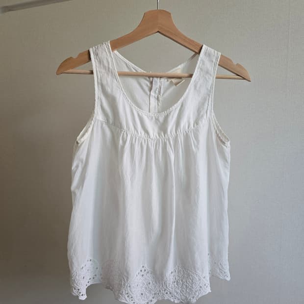 H&M Organic Cotton 자수 펀칭 슬리브리스 블라우스