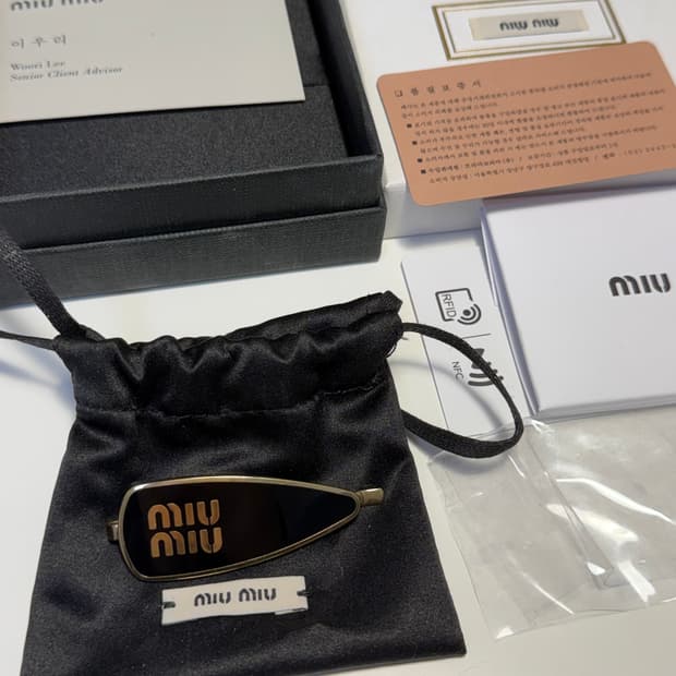 미우미우 에나멜 메탈 헤어핀