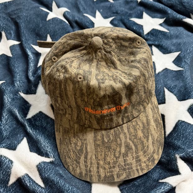 디스이즈네버댓 로고 캡